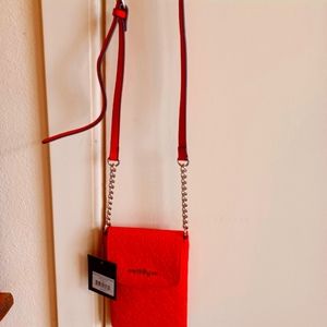 Vegan leather red cross bodybag with cellphone pocket at the back.